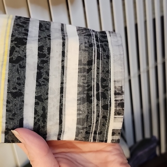 Chicos Easywear Womens Blouse Top Size PETITE Yellow & Black Floral 3/4 Sleeve - Picture 6 of 9